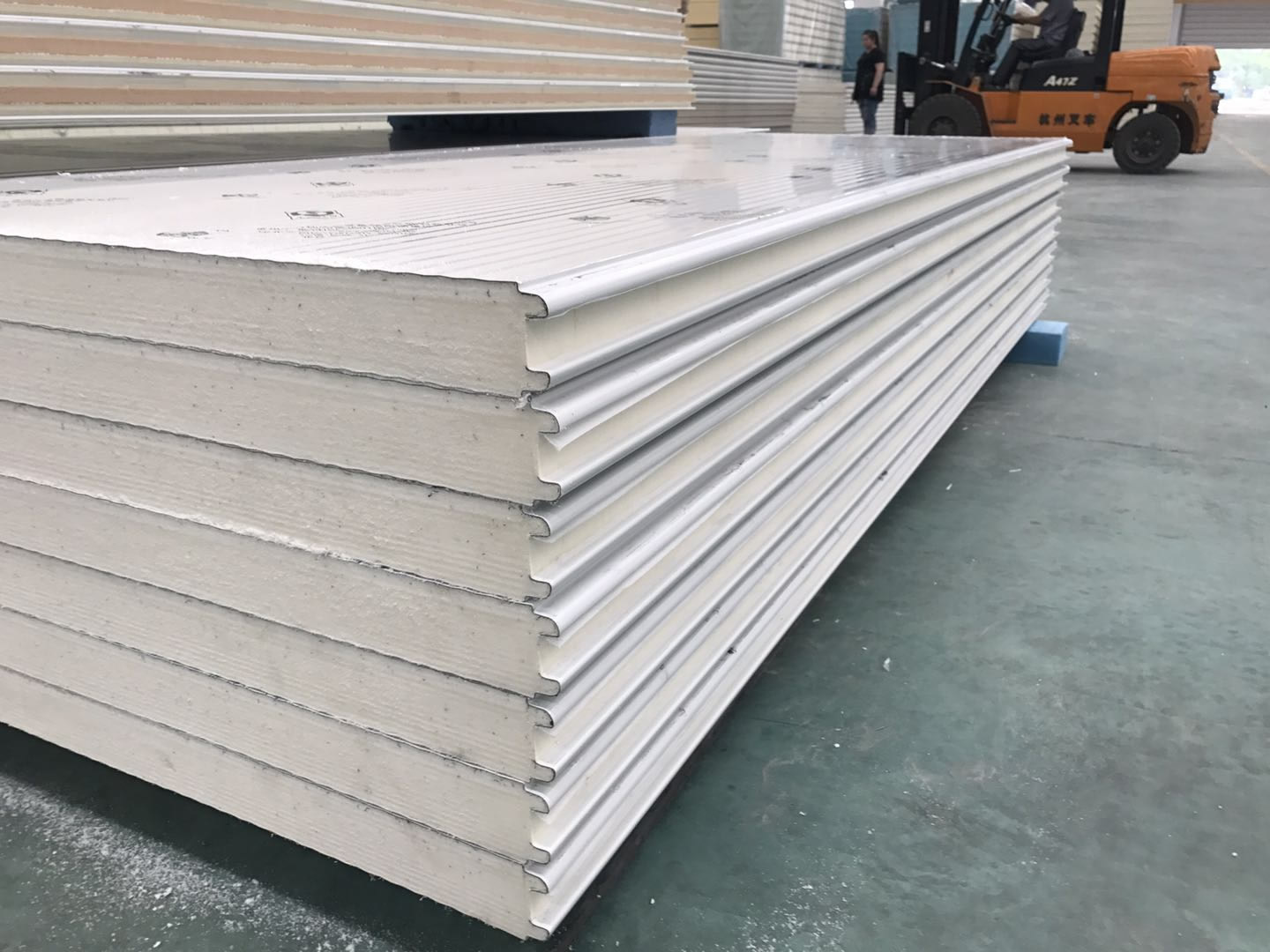 保溫板：冷庫在進(jìn)行保溫時材料怎樣來選擇？